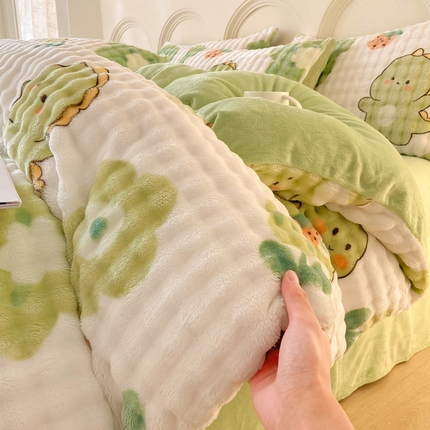 91家纺网 家纺一手货源 找家纺 逸尚阁 2024新款牛奶绒泡泡印花四件套 开心恐龙