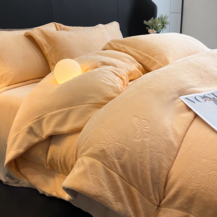 91家纺网 家纺一手货源 找家纺 新方向 2025新款全消光A类烂花牛奶绒四件套-蝴蝶戏花 蝴蝶戏花-香槟