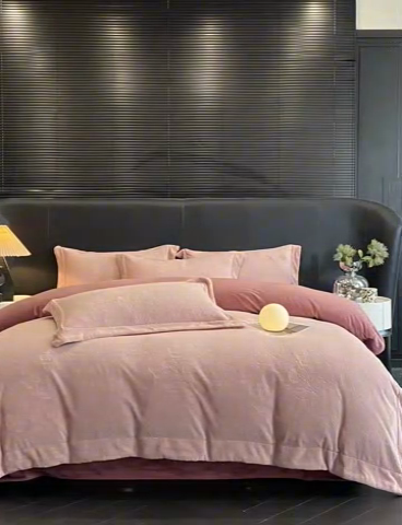 91家纺网 家纺一手货源 找家纺 新方向 2025新款全消光A类烂花牛奶绒四件套-蝴蝶戏花 蝴蝶戏花-浅豆沙