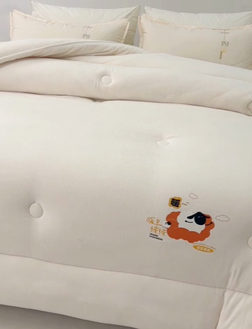 91家纺网 家纺一手货源 找家纺 爱来伊家纺 2024新款三体羊绒加厚保暖冬被芯大豆纤维被春秋被子被芯 山体羊绒大豆被-奶白