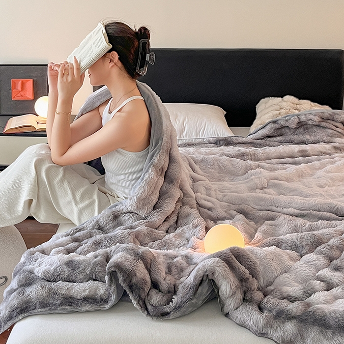 91家纺网 家纺一手货源 找家纺 2024新款A类法式高克重兔绒多功能毛毯被套双用盖毯 渲染灰-毛毯