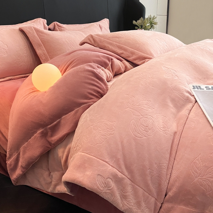 91家纺网 家纺一手货源 找家纺 新方向 2025新款全消光A类烂花牛奶绒四件套-蝴蝶戏花 蝴蝶戏花-浅豆沙