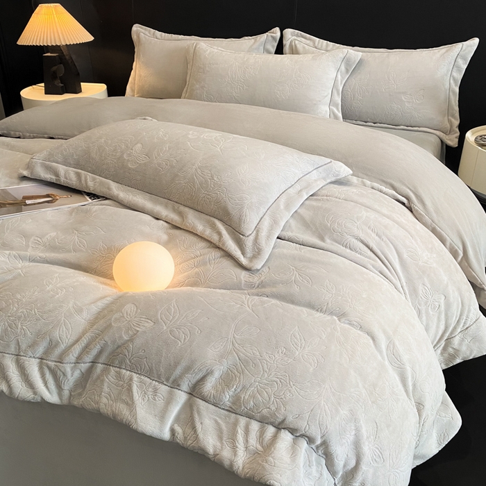 91家纺网 家纺一手货源 找家纺 新方向 2025新款全消光A类烂花牛奶绒四件套-蝴蝶戏花 蝴蝶戏花-浅灰