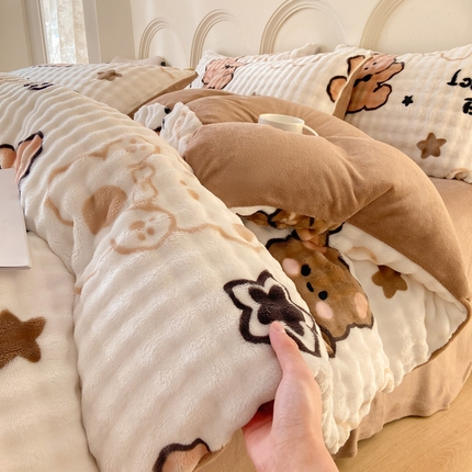 91家纺网 家纺一手货源 找家纺 逸尚阁 2024新款牛奶绒泡泡印花四件套 调皮熊