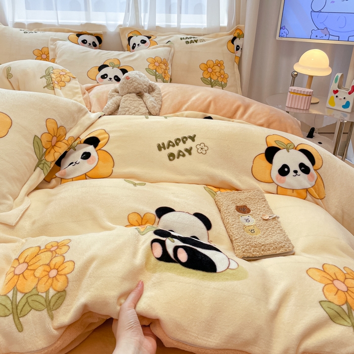 91家纺网 家纺一手货源 找家纺 柒月 2024新款小清新牛奶绒印花加厚保暖四件套 花花熊猫