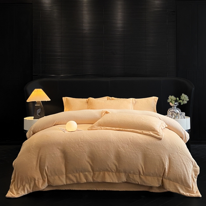 91家纺网 家纺一手货源 找家纺 新方向 2025新款全消光A类烂花牛奶绒四件套-蝴蝶戏花 蝴蝶戏花-香槟