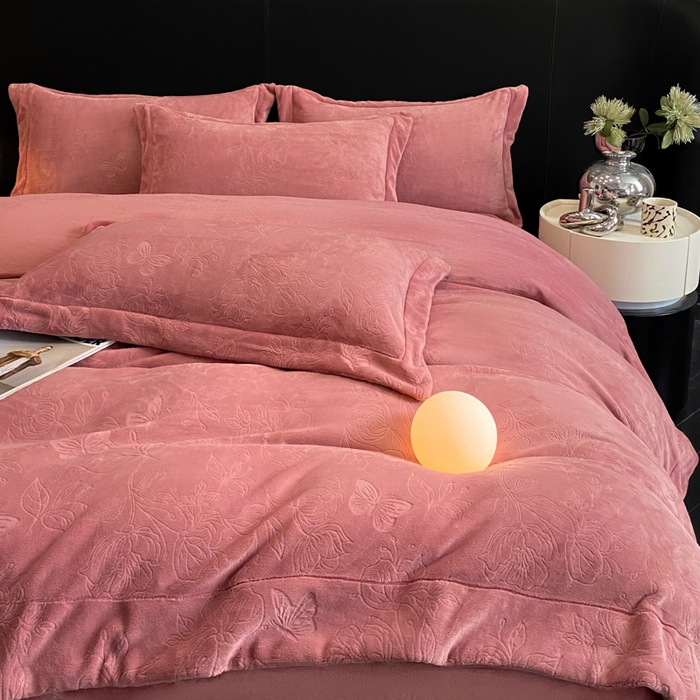 91家纺网 家纺一手货源 找家纺 新方向 2025新款全消光A类烂花牛奶绒四件套-蝴蝶戏花 蝴蝶戏花-深豆沙