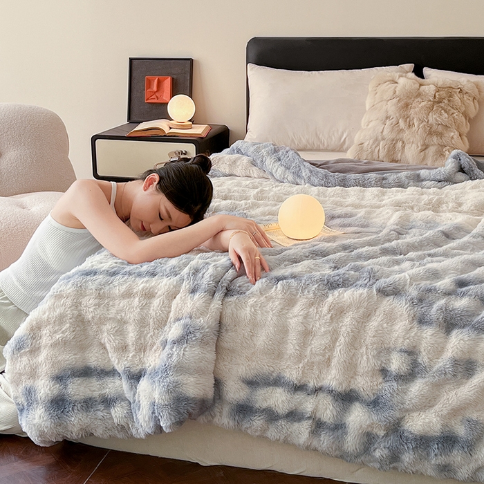 91家纺网 家纺一手货源 找家纺 2024新款A类法式高克重兔绒多功能毛毯被套双用盖毯 渲染蓝-毛毯