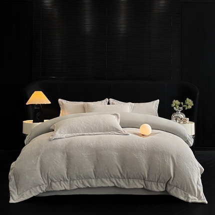 91家纺网 家纺一手货源 找家纺 新方向 2025新款全消光A类烂花牛奶绒四件套-蝴蝶戏花 蝴蝶戏花-浅灰