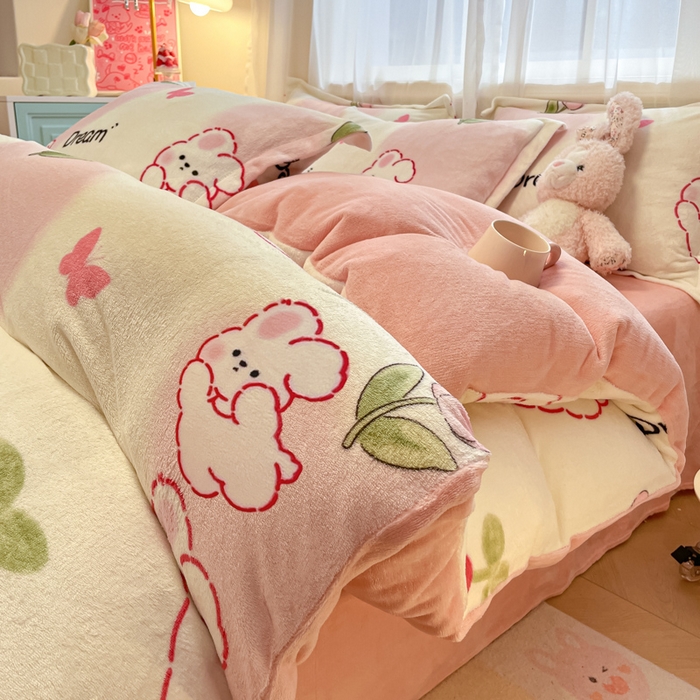 91家纺网 家纺一手货源 找家纺 柒月 2024新款小清新牛奶绒印花加厚保暖四件套 爱心兔