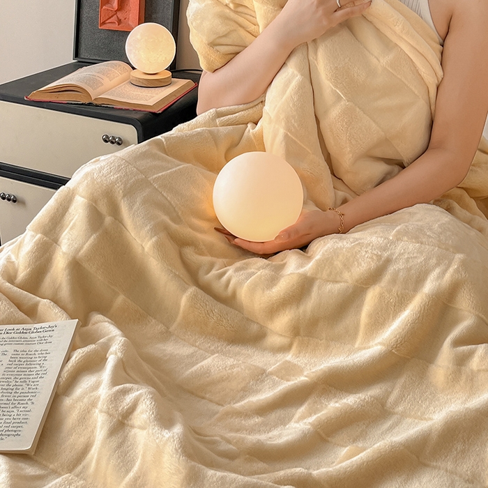 91家纺网 家纺一手货源 找家纺 2024新款A类法式高克重兔绒多功能毛毯被套双用盖毯 方块鹅黄-毛毯