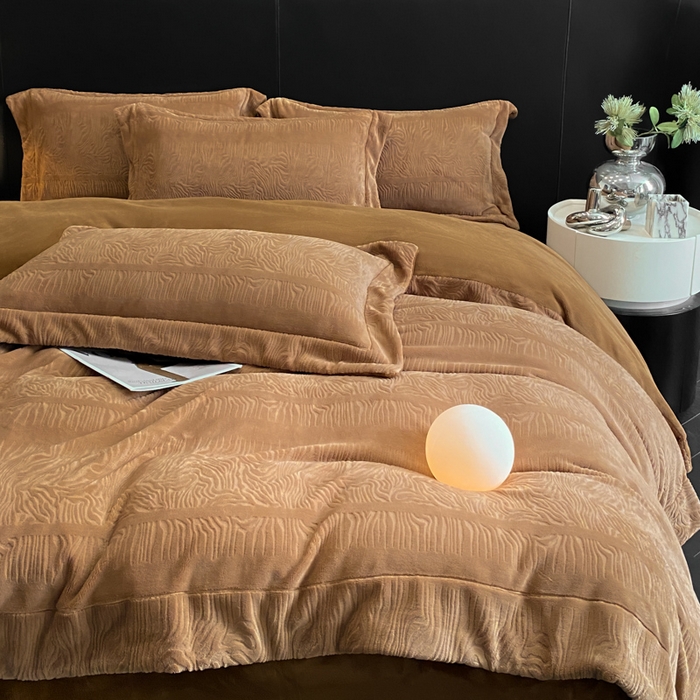 91家纺网 家纺一手货源 找家纺 新方向 2025新款全消光A类烂花牛奶绒四件套-雨纱暮歌 雨纱暮歌-咖啡