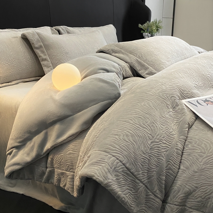 91家纺网 家纺一手货源 找家纺 新方向 2025新款全消光A类烂花牛奶绒四件套-雨纱暮歌 雨纱暮歌-浅灰