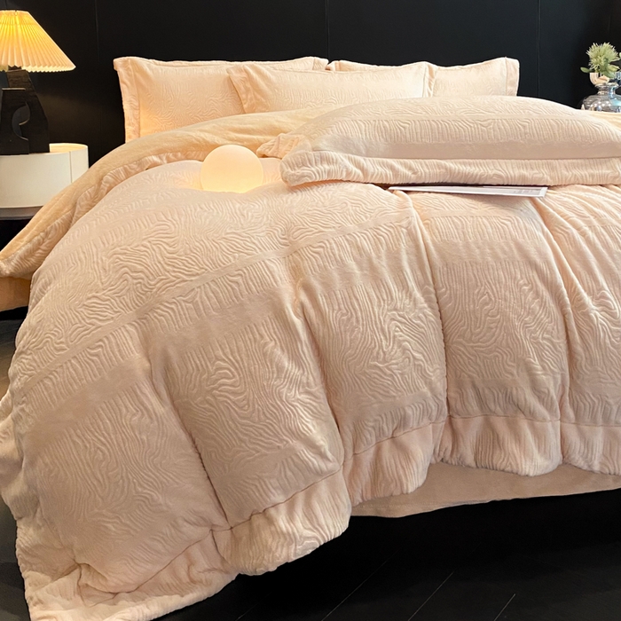 91家纺网 家纺一手货源 找家纺 新方向 2025新款全消光A类烂花牛奶绒四件套-雨纱暮歌 雨纱暮歌-米