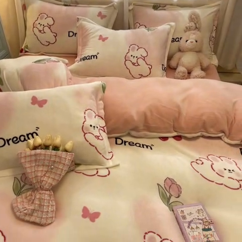 91家纺网 家纺一手货源 找家纺 柒月 2024新款小清新牛奶绒印花加厚保暖四件套 爱心兔