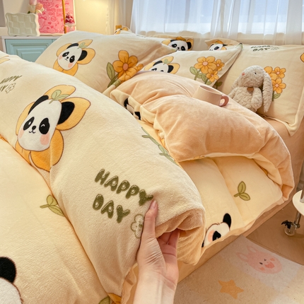 91家纺网 家纺一手货源 找家纺 柒月 2024新款小清新牛奶绒印花加厚保暖四件套 花花熊猫