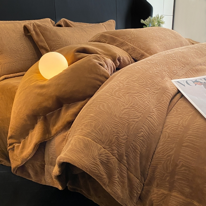 91家纺网 家纺一手货源 找家纺 新方向 2025新款全消光A类烂花牛奶绒四件套-雨纱暮歌 雨纱暮歌-咖啡