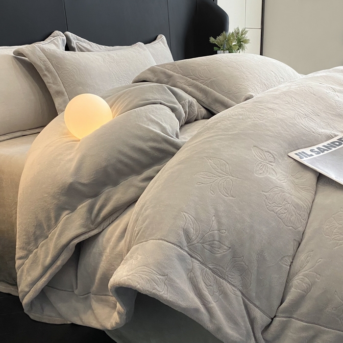 91家纺网 家纺一手货源 找家纺 新方向 2025新款全消光A类烂花牛奶绒四件套-蝴蝶戏花 蝴蝶戏花-浅灰