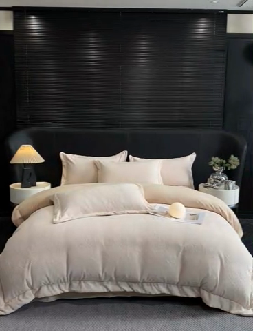 91家纺网 家纺一手货源 找家纺 新方向 2025新款全消光A类烂花牛奶绒四件套-蝴蝶戏花 蝴蝶戏花-香槟