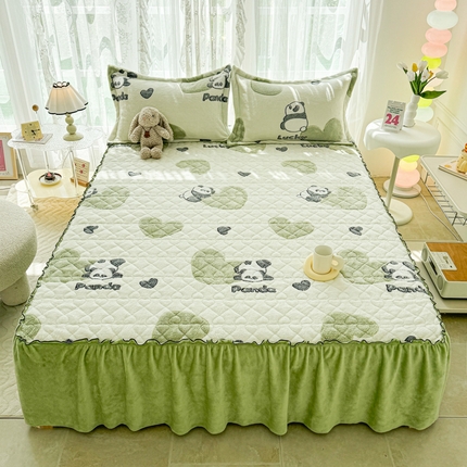 91家纺网 家纺一手货源 找家纺 恋佳居 2025新款雪花绒夹棉绗缝床裙 爱心熊猫