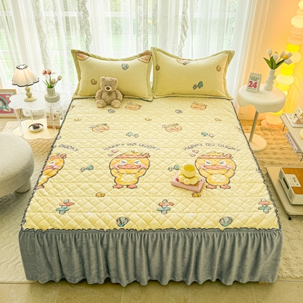 91家纺网 家纺一手货源 找家纺 恋佳居 2025新款雪花绒夹棉绗缝床裙 元气小黄鸭