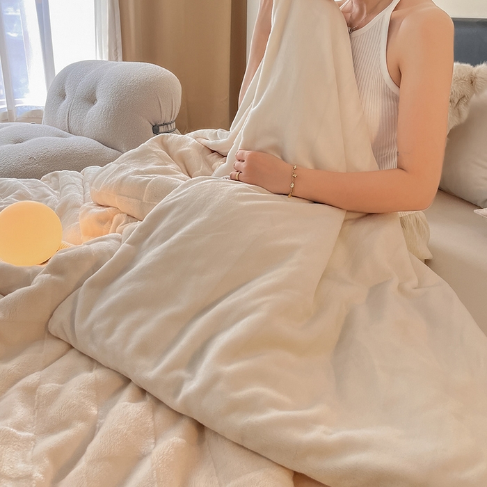 91家纺网 家纺一手货源 找家纺 2024新款A类法式高克重兔绒多功能毛毯被套双用盖毯 方块奶白-毛毯