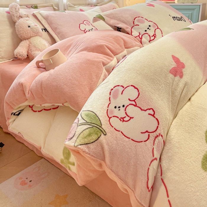 91家纺网 家纺一手货源 找家纺 柒月 2024新款小清新牛奶绒印花加厚保暖四件套 爱心兔