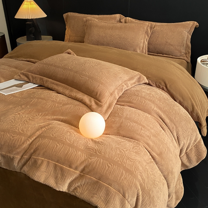 91家纺网 家纺一手货源 找家纺 新方向 2025新款全消光A类烂花牛奶绒四件套-雨纱暮歌 雨纱暮歌-咖啡