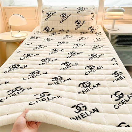 91家纺网 家纺一手货源 找家纺 喜居 2024新款印花牛奶绒床垫床褥垫学生宿舍床垫 轻奢风