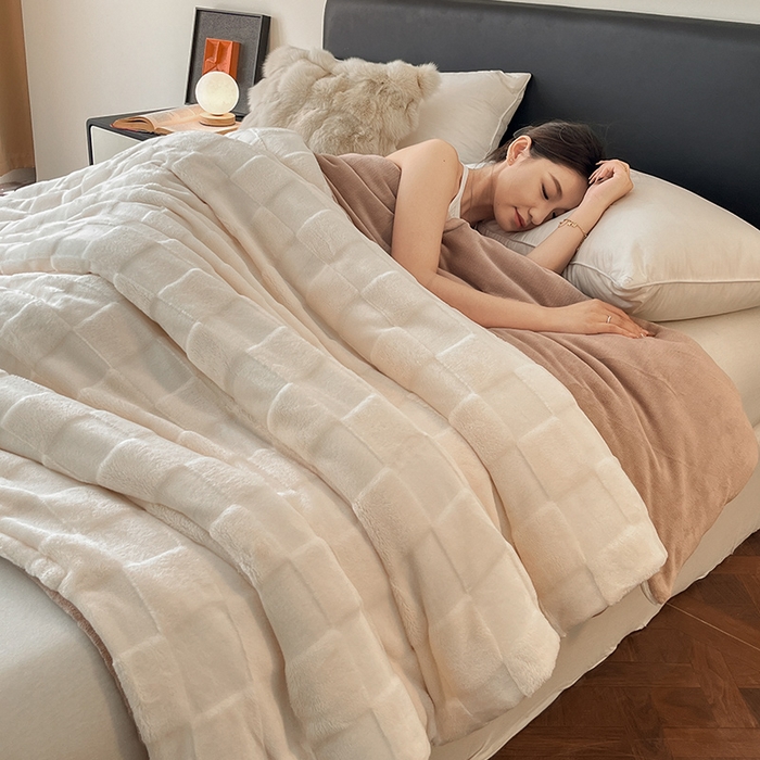 91家纺网 家纺一手货源 找家纺 2024新款A类法式高克重兔绒多功能毛毯被套双用盖毯 方块奶白卡其-毛毯