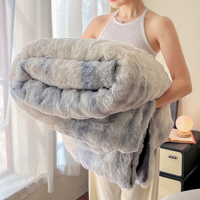 91家纺网 家纺一手货源 找家纺 2024新款A类法式高克重兔绒多功能毛毯被套双用盖毯 渲染蓝-毛毯