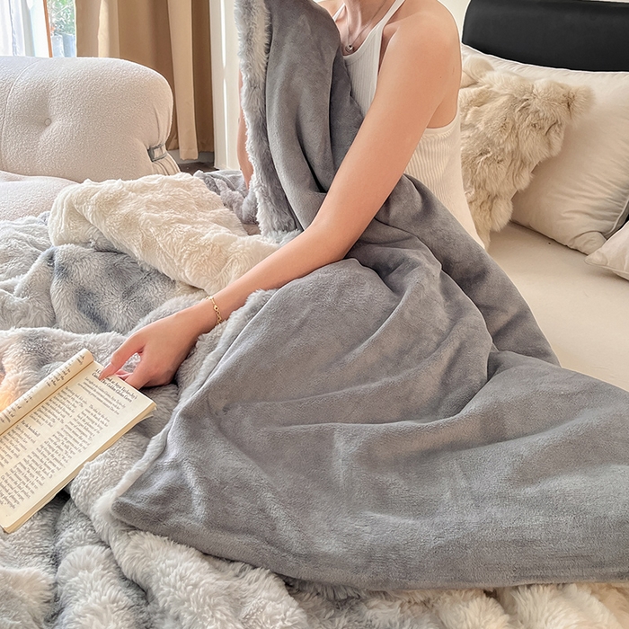 91家纺网 家纺一手货源 找家纺 2024新款A类法式高克重兔绒多功能毛毯被套双用盖毯 渲染蓝-毛毯