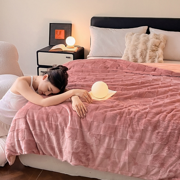 91家纺网 家纺一手货源 找家纺 2024新款A类法式高克重兔绒多功能毛毯被套双用盖毯 方块豆沙-毛毯