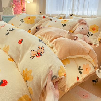 91家纺网 家纺一手货源 找家纺 柒月 2024新款小清新牛奶绒印花加厚保暖四件套 花花奶兔