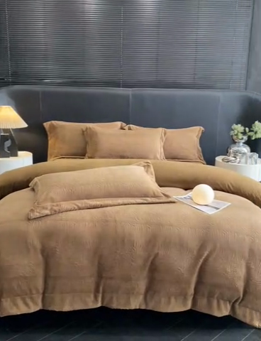 91家纺网 家纺一手货源 找家纺 新方向 2025新款全消光A类烂花牛奶绒四件套-雨纱暮歌 雨纱暮歌-咖啡