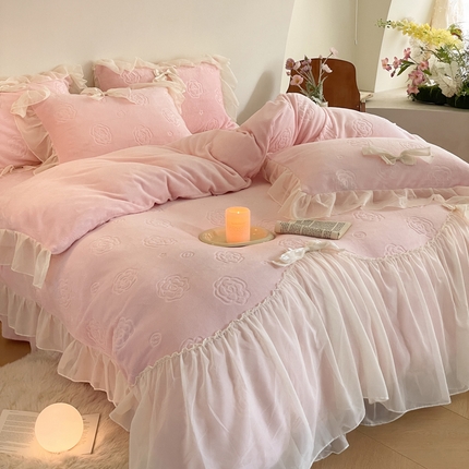 91家纺网 家纺一手货源 找家纺 逸尚阁 2024新款雕花牛奶绒花边四件套-爱丽斯 爱丽斯-公主粉