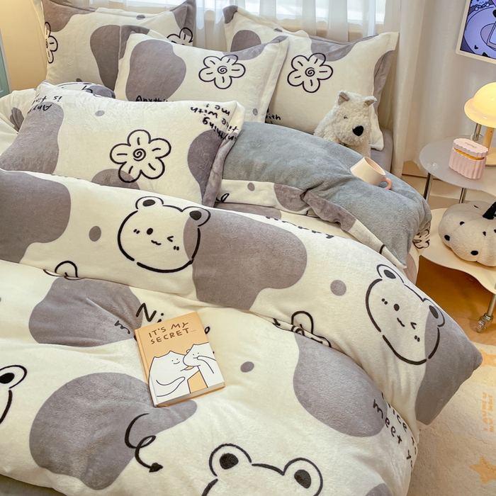 91家纺网 家纺一手货源 找家纺 柒月 2024新款小清新牛奶绒印花加厚保暖四件套 斑点熊