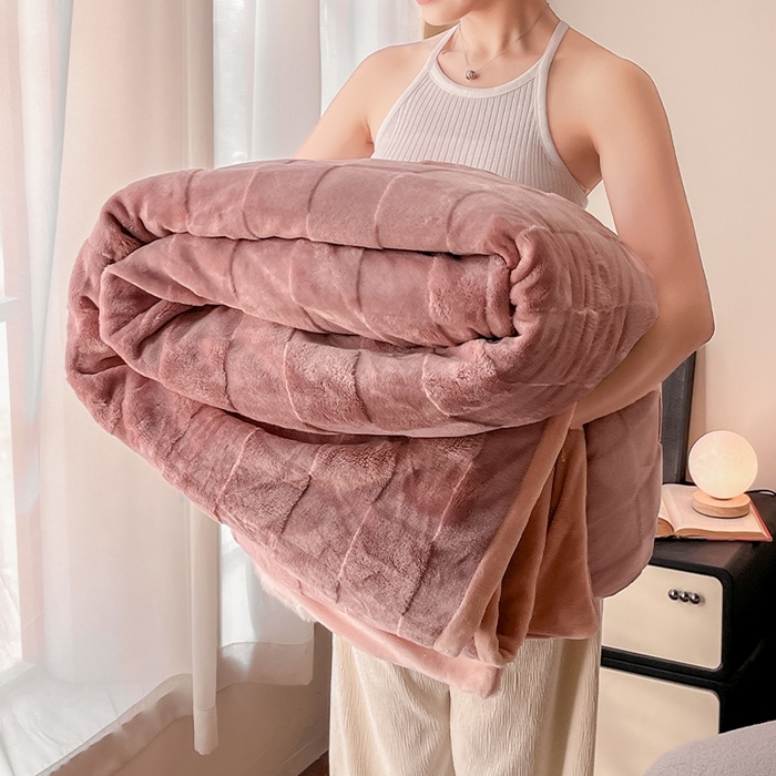 91家纺网 家纺一手货源 找家纺 2024新款A类法式高克重兔绒多功能毛毯被套双用盖毯 方块豆沙-毛毯