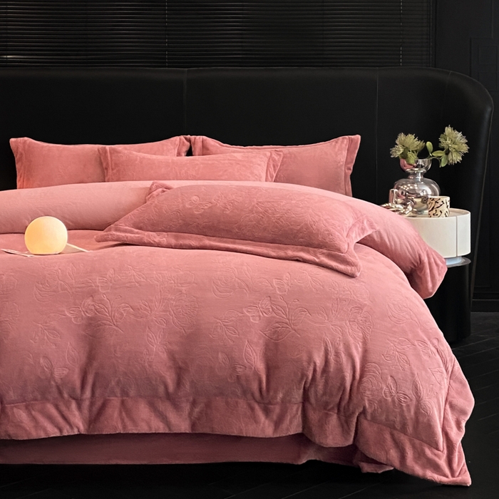 91家纺网 家纺一手货源 找家纺 新方向 2025新款全消光A类烂花牛奶绒四件套-蝴蝶戏花 蝴蝶戏花-深豆沙