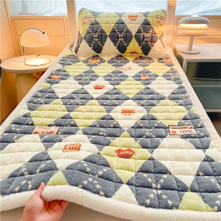 91家纺网 家纺一手货源 找家纺 喜居 2024新款印花牛奶绒床垫床褥垫学生宿舍床垫 英伦小熊