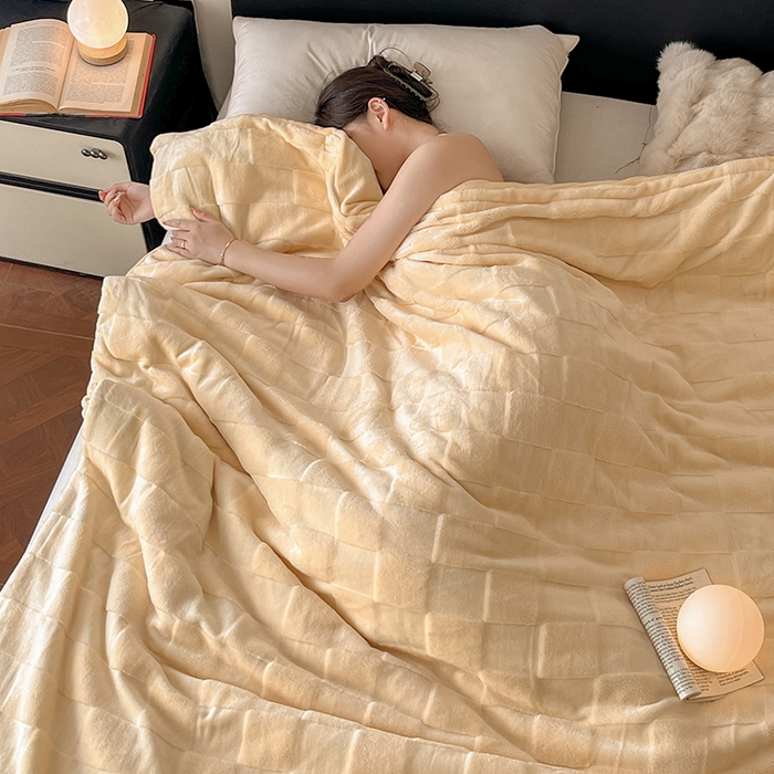 91家纺网 家纺一手货源 找家纺 2024新款A类法式高克重兔绒多功能毛毯被套双用盖毯 方块鹅黄-毛毯