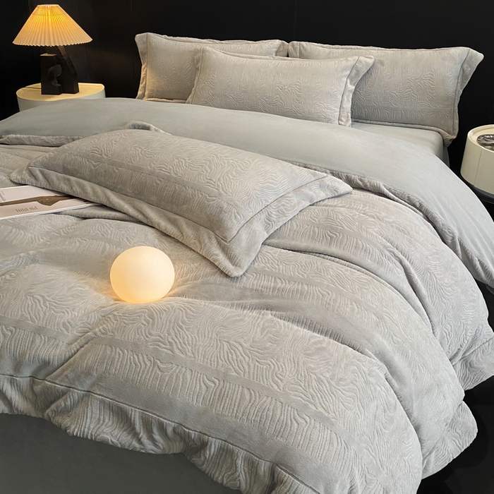 91家纺网 家纺一手货源 找家纺 新方向 2025新款全消光A类烂花牛奶绒四件套-雨纱暮歌 雨纱暮歌-浅灰