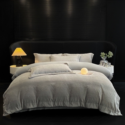 91家纺网 家纺一手货源 找家纺 新方向 2025新款全消光A类烂花牛奶绒四件套-雨纱暮歌 雨纱暮歌-浅灰