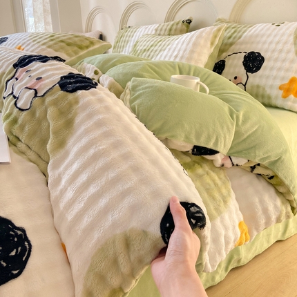 91家纺网 家纺一手货源 找家纺 逸尚阁 2024新款牛奶绒泡泡印花四件套 趴趴狗