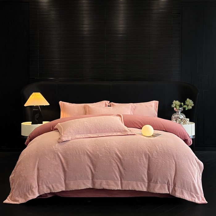 91家纺网 家纺一手货源 找家纺 新方向 2025新款全消光A类烂花牛奶绒四件套-蝴蝶戏花 蝴蝶戏花-浅豆沙