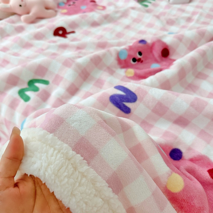 91家纺网 家纺一手货源 找家纺 大元 2025新款牛奶绒羊羔绒毛毯 粉格熊