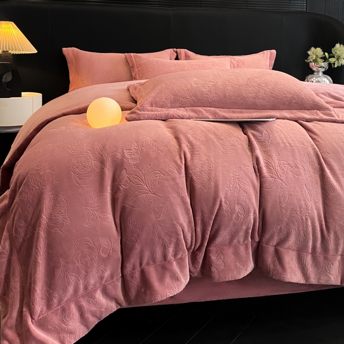 91家纺网 家纺一手货源 找家纺 新方向 2025新款全消光A类烂花牛奶绒四件套-蝴蝶戏花 蝴蝶戏花-深豆沙