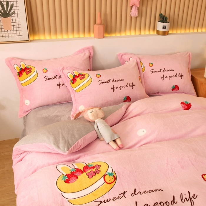 91家纺网 家纺一手货源 找家纺 凡客 2024新款牛奶绒大版印花四件套 丽莎公主