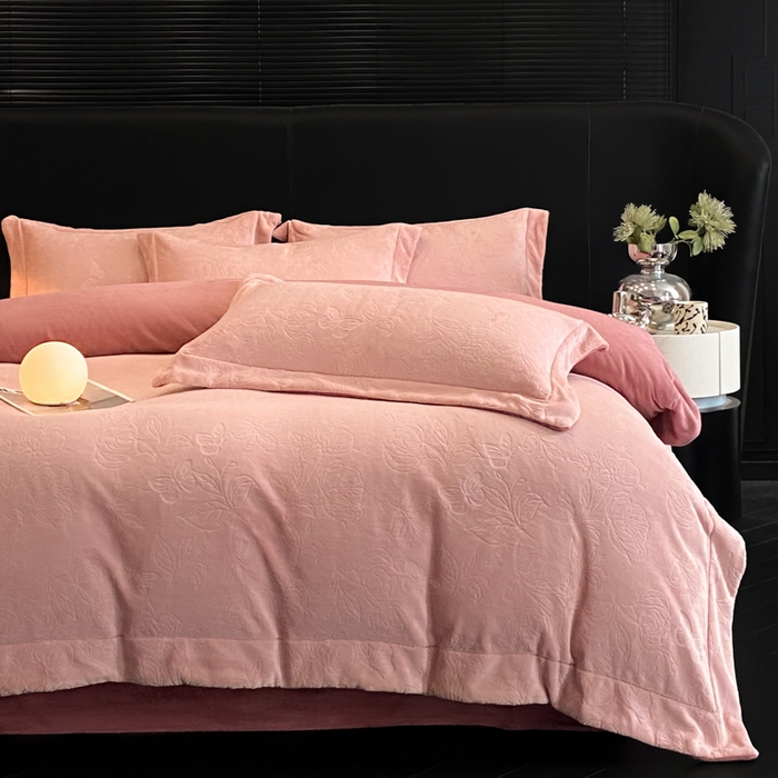 91家纺网 家纺一手货源 找家纺 新方向 2025新款全消光A类烂花牛奶绒四件套-蝴蝶戏花 蝴蝶戏花-浅豆沙