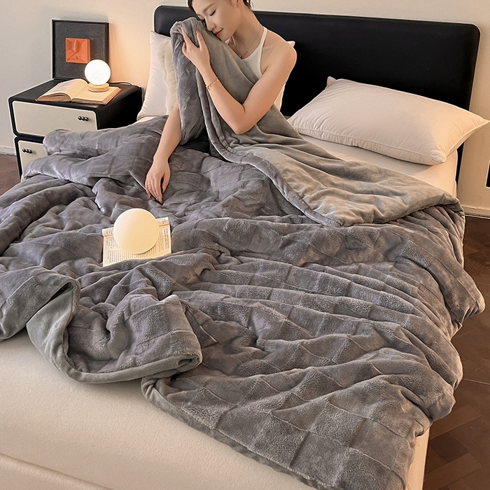 91家纺网 家纺一手货源 找家纺 2024新款A类法式高克重兔绒多功能毛毯被套双用盖毯 方块浅灰-毛毯